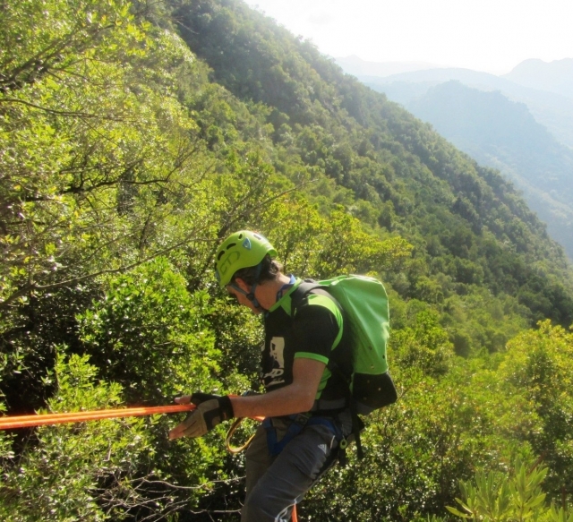 Sujeto a la cuerda en el barranco